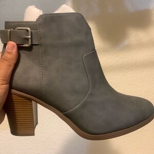 Shoe size :11 wide women.  Brand new pear . Very comfortable